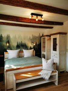 Schlafzimmer mit einem Bett mit Wandgemälde in der Unterkunft Haselnuss in Ilsenburg