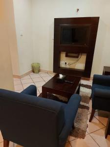 a living room with a couch and a tv at تالين الجامعي in Riyadh