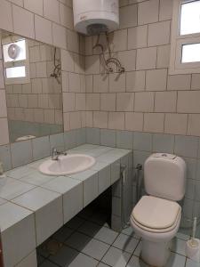 a bathroom with a toilet and a sink at تالين الجامعي in Riyadh
