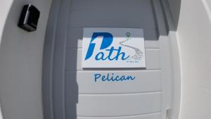 una señal para un baño con una señal para un tren en 1Path Pelican Mykonos Super Paradise Beach House, en Mykonos ciudad