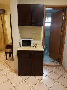 a kitchen with a microwave on top of a counter at تالين الجامعي in Riyadh