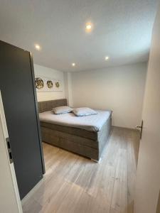 a bedroom with a bed and a wooden floor at Schöne Wohnung in Unterterzen am schönen Walensee in Unterterzen