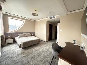 a bedroom with a bed and a window at Villa ACAEM in Chişinău