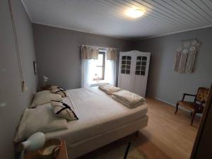 Un dormitorio con una cama grande y una ventana en Le Floyon (avec piscine), en Florennes