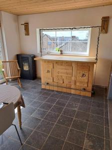 cocina con fregadero, mesa y ventana en Le Floyon (avec piscine), en Florennes