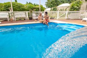 Bazén v ubytování Helios Luxury Suites nebo v jeho okolí