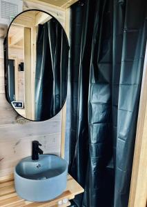 奇美的住宿－The Grey Tiny，浴室设有蓝色水槽和镜子