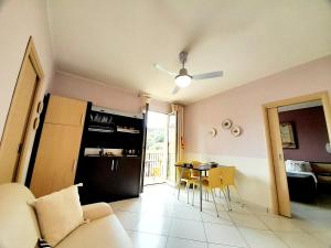 een woonkamer met een bank en een tafel bij Appartamento Castel Sant'Angelo in Licata