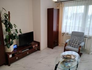 a living room with a tv and a glass table at Apartament Czeladź 60m2 Centrum Katowic 10km in Czeladź