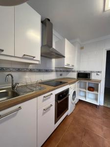 安特克拉的住宿－Apartamento Camberos Antequera，白色的厨房配有水槽和洗碗机