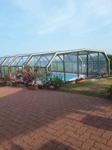 Bazén v ubytování Chambre d'hôtes de la tulipe nebo v jeho okolí