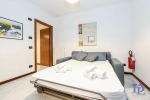 een slaapkamer met een bed in een kamer bij DesenzanoLoft Blue lake star in Desenzano del Garda