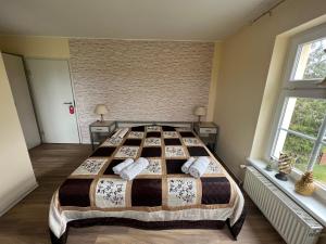 Leipe的住宿－Spreewaldhotel Leipe，一间卧室设有一张床和两个窗户。