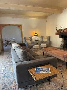 sala de estar con sofá y mesa en Chalet Belle-Sofianna, en Saint-Gervais-les-Bains