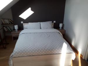 Ένα ή περισσότερα κρεβάτια σε δωμάτιο στο Appartement vue mer avec piscine intérieure