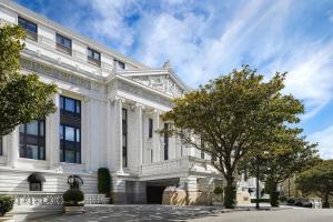 un edificio blanco con un árbol delante en The Ritz-Carlton, San Francisco, en San Francisco