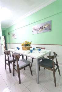 mesa y sillas en una habitación con mesa en 3 Rooms 2 parking 10pax PSR Comfy Sofa&Bed near MRT Eateries McD en Seri Kembangan