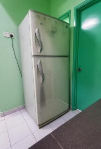 Φωτογραφία από το άλμπουμ του 3 Rooms 2 parking 10pax PSR Comfy Sofa&Bed near MRT Eateries McD σε Seri Kembangan