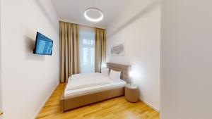 维也纳ALON HOMES Vienna - Premium City Center Apartments的一间带床和窗户的小卧室