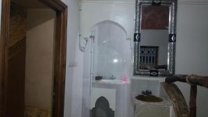 A bathroom at Gîte Assafar