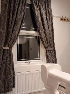 baño con ventana y aseo blanco en Luxury holiday home, near beach, en Southend-on-Sea