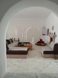 - un salon avec trois canapés et une table dans l'établissement Suite Aurora Villa Naïa Domaine Béluga, à Sidi el Moujahed