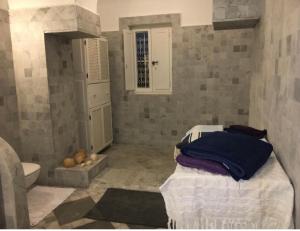 1 dormitorio con 1 cama y baño con bañera en Suite Aurora Villa Naïa Domaine Béluga, en Sidi el Moujahed