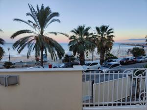 vista su un parcheggio con palme e sulla spiaggia di Mare e Castello a Manfredonia