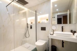 Kúpeľňa v ubytovaní MARBELLA BANUS SUITES - Marbella Marina Banus Deluxe Apartment Sea Views
