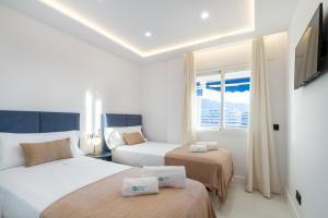 Posteľ alebo postele v izbe v ubytovaní MARBELLA BANUS SUITES - Marbella Marina Banus Deluxe Apartment Sea Views