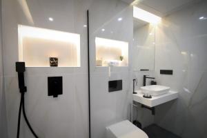 Kúpeľňa v ubytovaní MARBELLA BANUS SUITES - Marbella Marina Banus Deluxe Apartment Sea Views