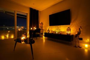 Televízia a/alebo spoločenská miestnosť v ubytovaní MARBELLA BANUS SUITES - Marbella Marina Banus Deluxe Apartment Sea Views