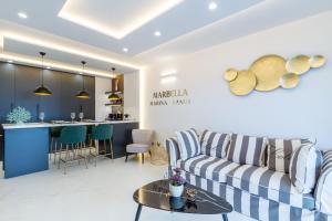 Kuchyňa alebo kuchynka v ubytovaní MARBELLA BANUS SUITES - Marbella Marina Banus Deluxe Apartment Sea Views
