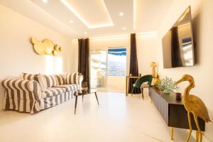 Televízia a/alebo spoločenská miestnosť v ubytovaní MARBELLA BANUS SUITES - Marbella Marina Banus Deluxe Apartment Sea Views