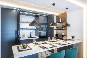 Kuchyňa alebo kuchynka v ubytovaní MARBELLA BANUS SUITES - Marbella Marina Banus Deluxe Apartment Sea Views + 37 fotografií