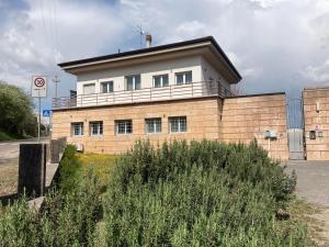 a brick building with a balcony on top of it at DA ANNA locazione turistica in Verona