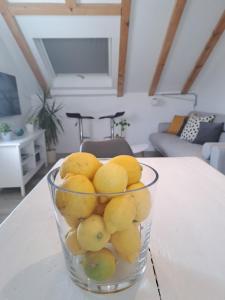 una ciotola di vetro di limoni e arance su un tavolo di Guest House Kala a Spalato (Split)