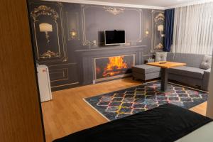 un soggiorno con camino e divano di Heraldic Room Hotel a Esenyurt