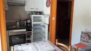 ベルヴォーにあるLe refugeのキッチン(オープン冷蔵庫、ドア開閉可)