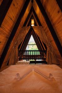 KARMATTE BUNGALOW في كارتيبي: سرير كبير في غرفة مع نافذة