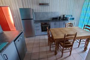 Kuchyňa alebo kuchynka v ubytovaní Gîte le Mont, à la campagne en Normandie, proche du Mont St Michel