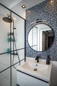 a bathroom with a sink and a mirror at Apartament Sopot Kamienny Potok Kujawska in Sopot