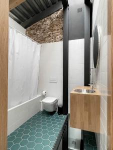 een badkamer met een toilet en een wastafel bij villa en el penedès in Gornal