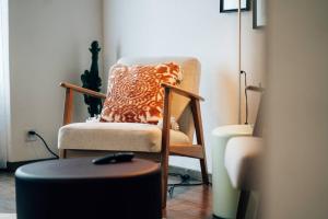 Predel za sedenje v nastanitvi theNest Glarus Studio-Apartment