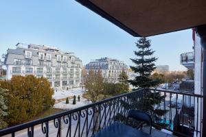balkon z widokiem na ulicę i budynki w obiekcie Żeromskiego 5 by Baltic Home w Świnoujściu