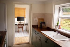 Cuina o zona de cuina de Family-friendly Cottage in the heart of St Columb
