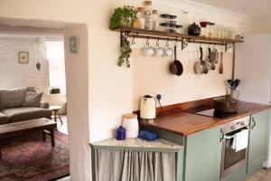 Cuina o zona de cuina de Family-friendly Cottage in the heart of St Columb