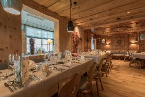 Reštaurácia alebo iné gastronomické zariadenie v ubytovaní Hotel Sportalmmm, Hoch-Genuss