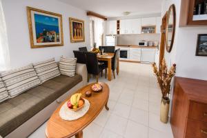 un soggiorno con divano e tavolo di Apartment Marko a Kotor (Cattaro)