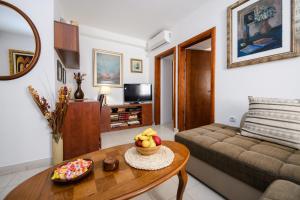 un soggiorno con tavolo e divano di Apartment Marko a Kotor (Cattaro)